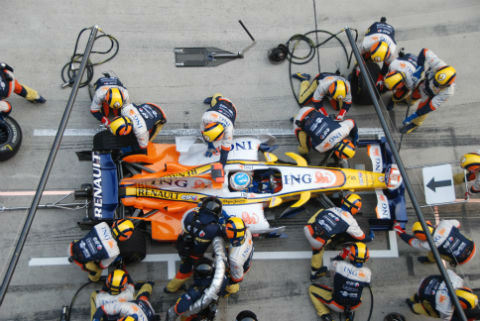 5 habits of high performance teams: to make your team run as efficiently as a pit stop crew. Picture shows pit stop mechanic team working together to change the wheels on a Formula One car.