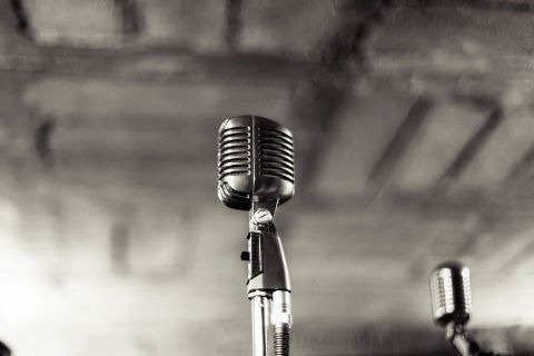 10 ways to spice up your presentation: a microphone