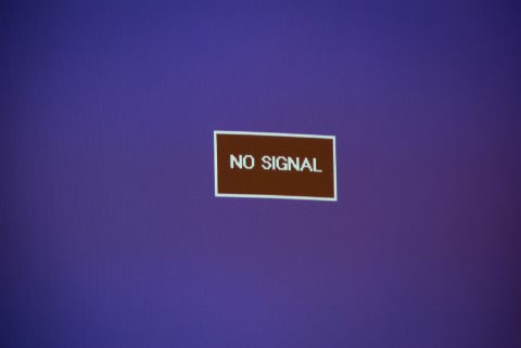 The words 'no signal' on a computer monitor